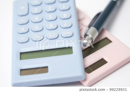 計算器和筆白色背景（估算、成本、生活費用、會計、會計圖像） 99229931