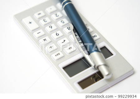 計算器和筆白色背景（估算、成本、生活費用、會計、會計圖像） 99229934