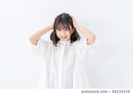 Elementary school girl I'm in trouble 99230338