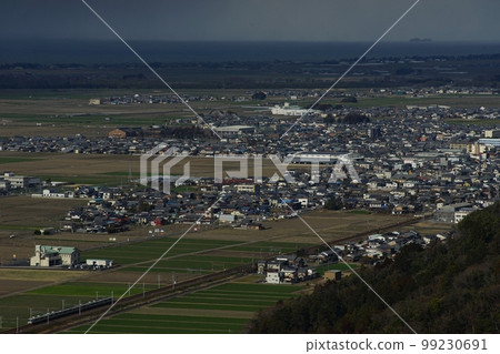 Series 221 local train running with Lake Biwa in the background (Tokaido Main Line Azuchi-Notogawa, February 2023) Series 221 local train running with Lake Biwa in the background (Tokaido Main Line Azuchi-Notogawa, February 2023) 99230691