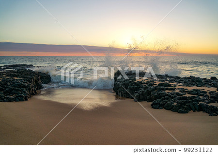 美麗海灘上的碎浪 美麗海灘上的碎浪 99231122