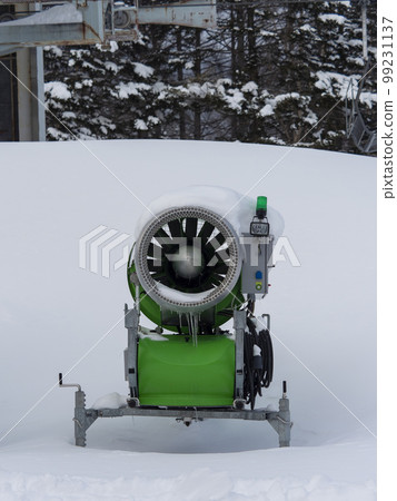 滑雪場安裝人造雪機 滑雪場安裝人造雪機 99231137