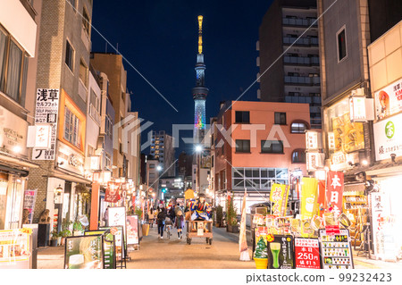 << Tokyo >> Asakusa at night, bustling entertainment district 99232423