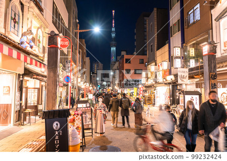 << Tokyo >> Asakusa at night, bustling entertainment district 99232424