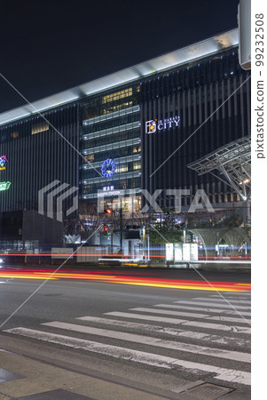Illuminated Hakata Station at night and light trails of cars running in front of the station | Night view image | Hakata, Fukuoka City, Fukuoka Prefecture Illuminated Hakata Station at night and light trails of cars running in front of the station | Night view image | Hakata, Fukuoka City, Fukuoka Prefecture 99232508