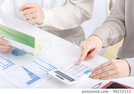 年輕夫婦討論家 99232513