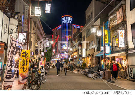 << 東京>> 淺草在晚上，繁華的娛樂區 99232532