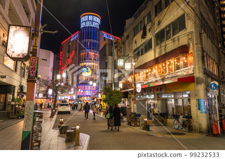 << Tokyo >> Asakusa at night, bustling entertainment district 99232533