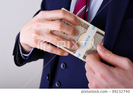 一個拿著很多錢的西裝男人 99232740