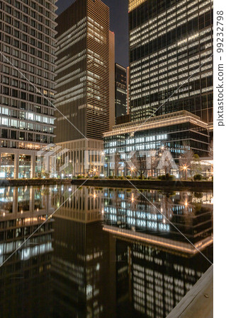 Night view of the quiet Marunouchi business district Night view of the quiet Marunouchi business district 99232798