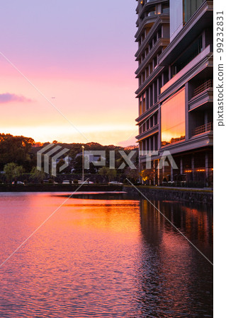 從宮殿酒店前的護城河看日落 99232831