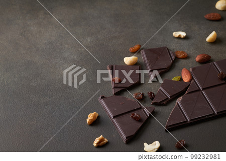 殘破的巧克力塊和堅果 99232981