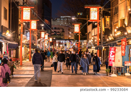 《東京》淺草之夜，繁華的電瓶院街 99233084