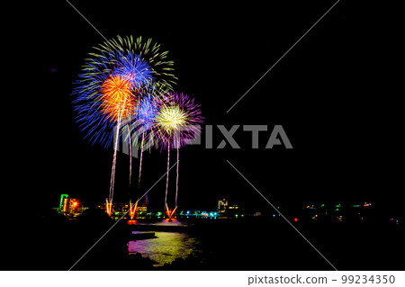 靜岡縣伊豆市土肥夏日祭海上花火大會 靜岡縣伊豆市土肥夏日祭海上花火大會 99234350