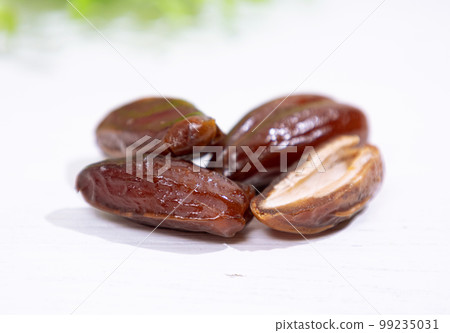Tunisian dates (dried dates, Diglet Noa variety) Tunisian dates (dried dates, Diglet Noa variety) 99235031