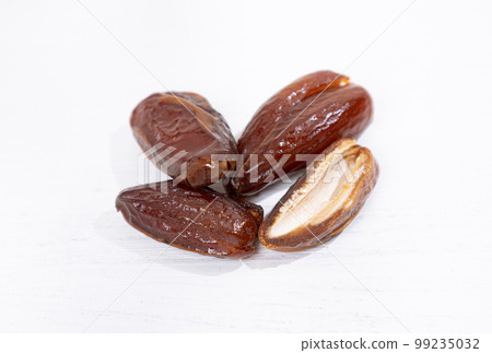 Tunisian dates (dried dates, Diglet Noa variety) Tunisian dates (dried dates, Diglet Noa variety) 99235032