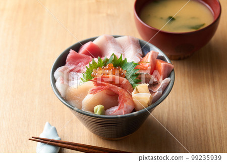 Bowl of rice topped with sashimi  99235939