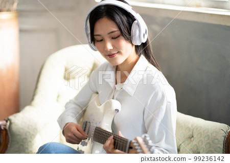 年輕女子肖像（電吉他和耳機） 99236142