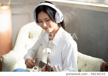 年輕女子肖像（電吉他和耳機） 99236143