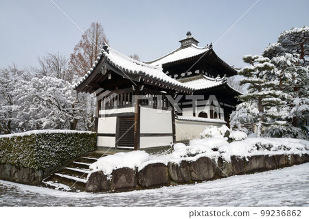 Tofukuji 寺鐘樓和佛經庫在冬季東山區,京都 Tofukuji 寺鐘樓和佛經庫在冬季東山區,京都 99236862