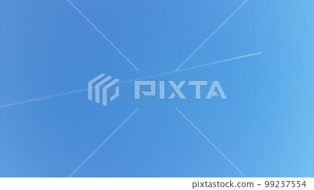 藍天中的直線軌跡 99237554