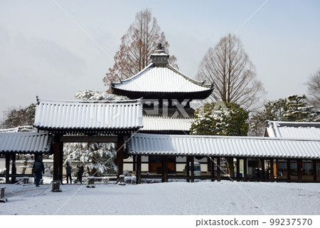 Tofuku-ji Temple in winter, covered with snow on the cloister and sutra storehouse, Higashiyama Ward, Kyoto City 99237570