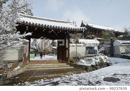 Tofuku-ji Temple in winter, Rokuharamon, Higashiyama-ku, Kyoto 99237639