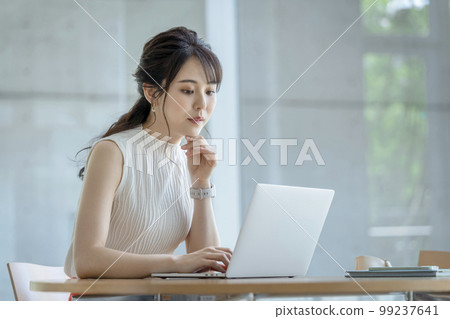 Business woman in her 30s working on a laptop casual business image 99237641