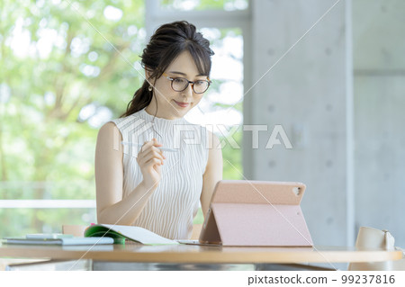 30 多歲的女商人休閒商務形象 99237816