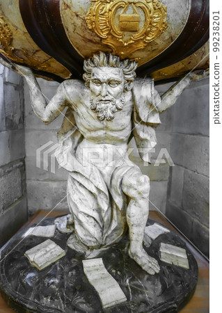 Statue detail in the Santiago de Compostela Cathedral, Galicia, Spain 99238201