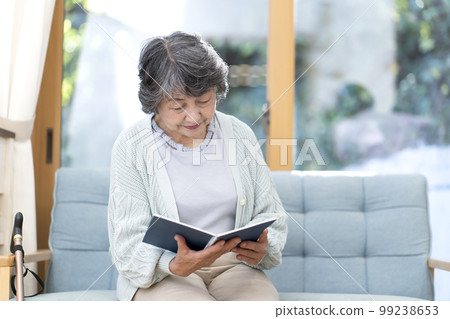 Senior woman reading 99238653