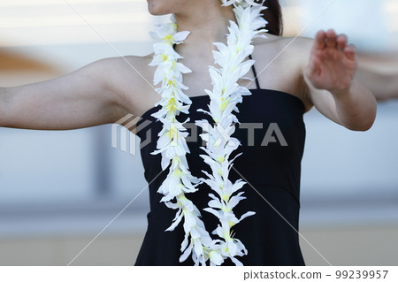 表演草裙舞的女人脖子上的花環 表演草裙舞的女人脖子上的花環 99239957