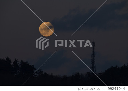 北斗市白州町暮色中升起14.3歲的小月亮 99241044