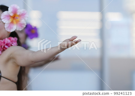 跳舞大溪地舞蹈的女性手 跳舞大溪地舞蹈的女性手 99241123