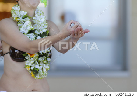 跳舞大溪地舞蹈的女性手 跳舞大溪地舞蹈的女性手 99241129