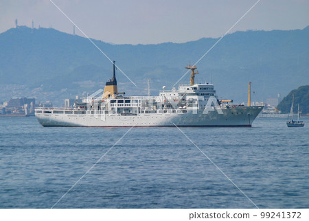 一艘大型訓練艦航行 一艘大型訓練艦航行 99241372