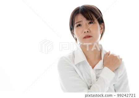 遭受僵硬肩膀的上班族婦女 遭受僵硬肩膀的上班族婦女 99242721