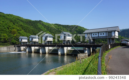 白牆瓦頂的阿諏川河源（福井縣福井市） 99243348