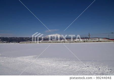 The Tazawako Line also runs the Akita Shinkansen Komachi. 99244048