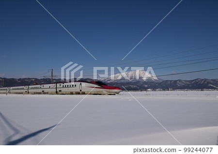 The Tazawako Line also runs the Akita Shinkansen Komachi. 99244077