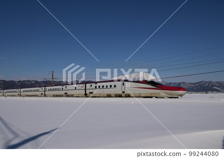 The Tazawako Line also runs the Akita Shinkansen Komachi. 99244080