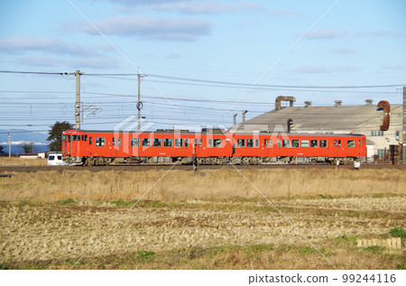 A vermilion local train running along the Nakaumi line in the evening 99244116