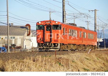 A vermilion local train running along the Nakaumi line in the evening 99244121