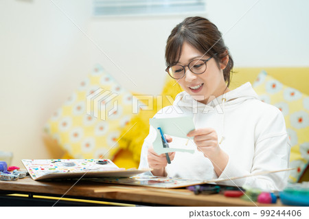 製作剪貼簿的女人 製作剪貼簿的女人 99244406