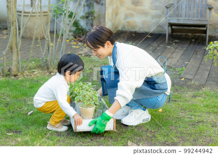 在花園裡園藝的女人 99244942