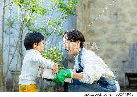 在花園裡園藝的女人 99244943