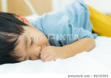 Taking a nap 讓他睡著 99245005