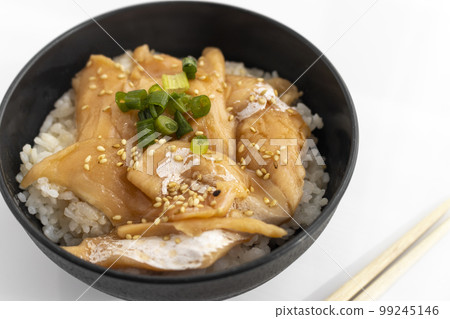 三文魚鹵蓋飯（面汁和芝麻油） 99245146