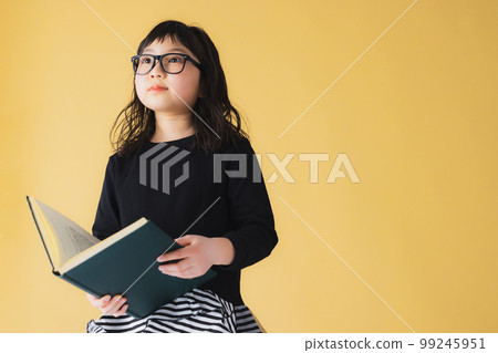 Elementary school girl wearing glasses 99245951