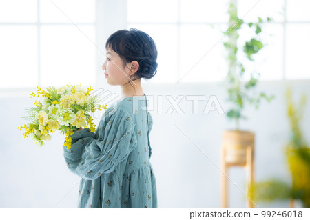 拿著一束含羞草的女孩 拿著一束含羞草的女孩 99246018
